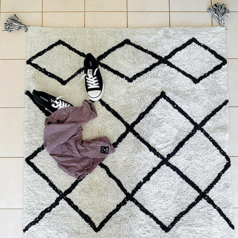 Oversized outlet bath mat